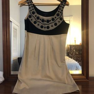 Embroidered Banana Republic Tan and Navy Shift Dress (Size 4)